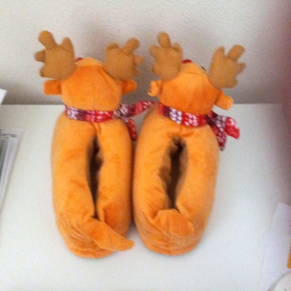 ~ CatNonu Reindeer plush Christmas slippers ~ Size Medium ~ Yellowish Brown ~ - Picture 2 of 2